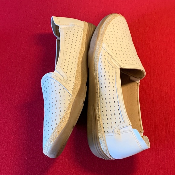 Clarks Women's size 7.5 White Perforated Loafers - Picture 3 of 4